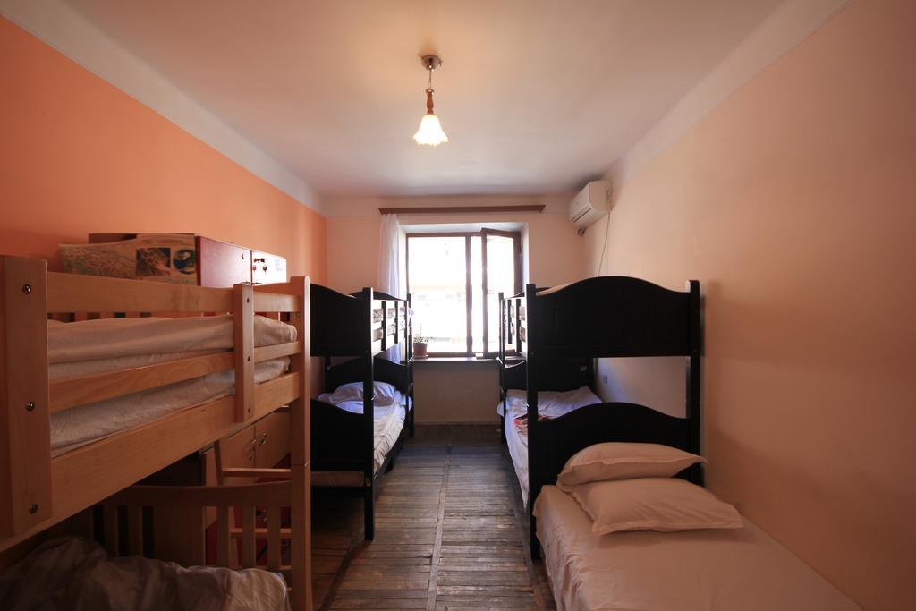 Center Hostel And Tours Ereván Habitación foto